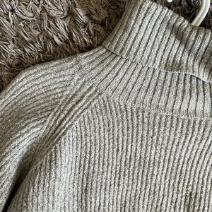 Aritzia Gray Turtleneck Sweater, xs/s